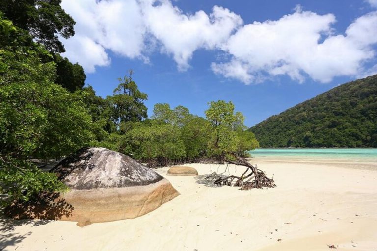 Aux confins de la Thaïlande, cet archipel sauvage classé parc national maritime échappe encore aux radars