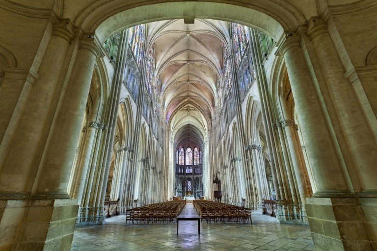 Cette collégiale au bord de l’eau est l’un des trésors gothiques les plus méconnus de la région – elle se trouve à seulement 75 km de Paris