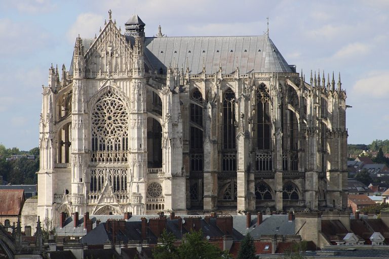 À 1h30 de Paris, cette cathédrale gothique fut un temps la plus haute du monde – elle a d’ailleurs inspiré Claude Monet